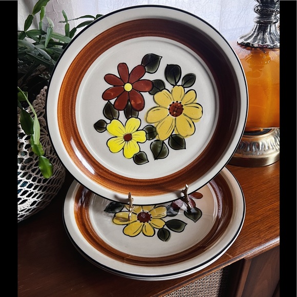 Vintage Other - Vintage Daisy Vale Stoneware Plate Set